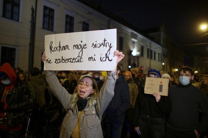 "Ani jednej więcej". Kolejny dzień protestów. Ulicami Krakowa przeszedł tłum ludzi [ZDJĘCIA]
