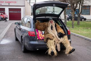 Gonili dziewczęta, straszyli dzieci i pożegnali stary rok. Brodacze ze Sławatycz gotowi na 2023 rok!