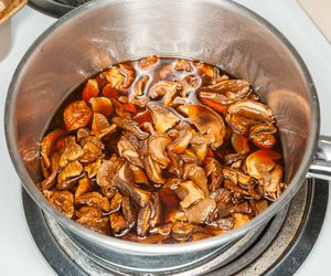 Jak długo gotować suszone grzyby do uszek, pierogów, krokietów? 