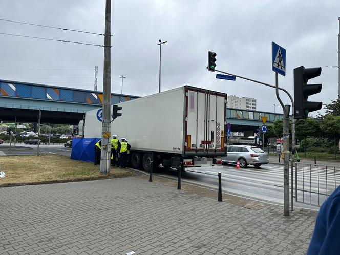 Ciężarówka zmiażdżyła pieszego na pasach w Warszawie. Fatalny wypadek, śmierć na miejscu