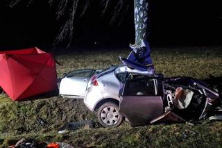 Koszmarny wypadek w gminie Raciąż. Nie żyje młody chłopak. Jego osobówka wyleciała z drogi i gruchnęła w drzewo