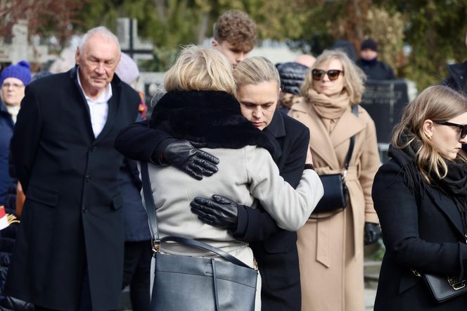 Joanna Racewicz ociera łzy przy grobie męża, pocieszyła ją Barbara Nowacka