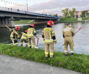 Tajemniczy wyciek w Wiśle, w rejonie mostu Grunwaldzkiego. Musiały interweniować służby