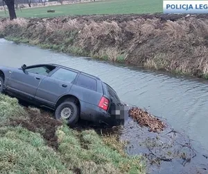 GTA: Miłkowice. Uciekał przed policją, wjechał prosto do rzeki. Postanowił zgubić pościg w stawie