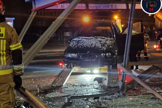 Totalna demolka na Targówku. Bmw rąbnęło w przystanek autobusowy