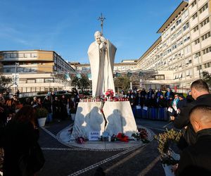 Wierni modlą się za papieża Franciszka. Tłum pod kliniką Gemelli w Watykanie