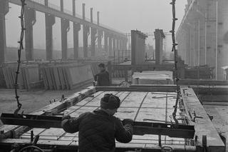 Budowa bloku z „wielkiej płyty” przy ul. Komandorskiej, 1972 r.