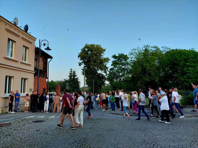 Magiczna Noc Świętojańska w Starym Fordonie. Spacer pod gwiazdami przyciągnął bydgoszczan i turystów