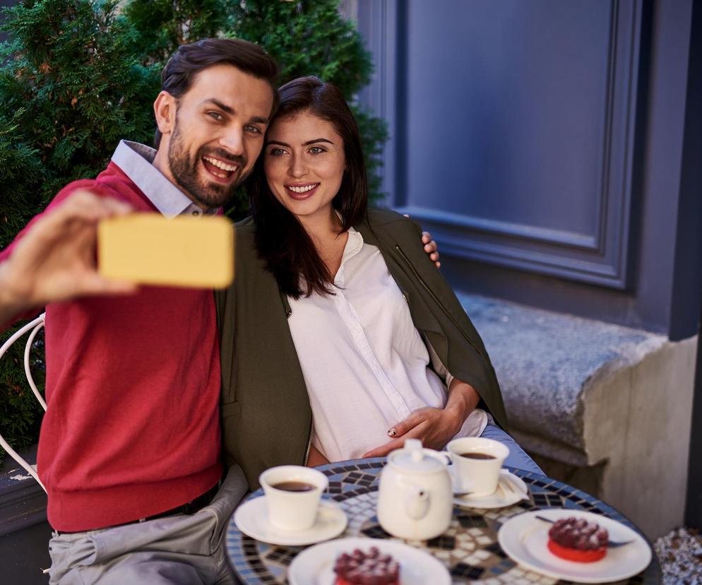 para w kawiarni robiąca sobie selfie