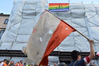  Dewastują tęczową flagę na obchodach Powstania Warszawskiego