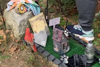 Cmentarz znajduje się przy ul. Brzozowa Przystań 1 w miejscowości Mochle