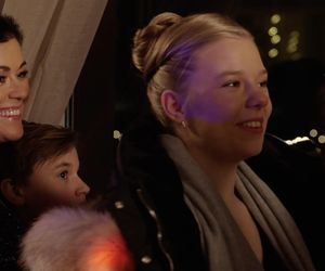 M jak miłość, zabawa sylwestrowa. Kinga (Katarzyna Cichopek), Lenka (Olga Cybińska), Misiek (Aleksander Bożyk)