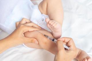 Coraz więcej rodziców rezygnuje ze szczepień dzieci. Ekspert ostrzega