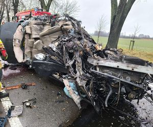 Z impetem wjechał w drzewo! Siła uderzenia rozerwała samochód