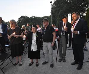 80. rocznica Powstania Warszawskiego. Wanda Traczyk-Stawska namawia do wybaczenia, a tłum skanduje: „Niemcy to mordercy”