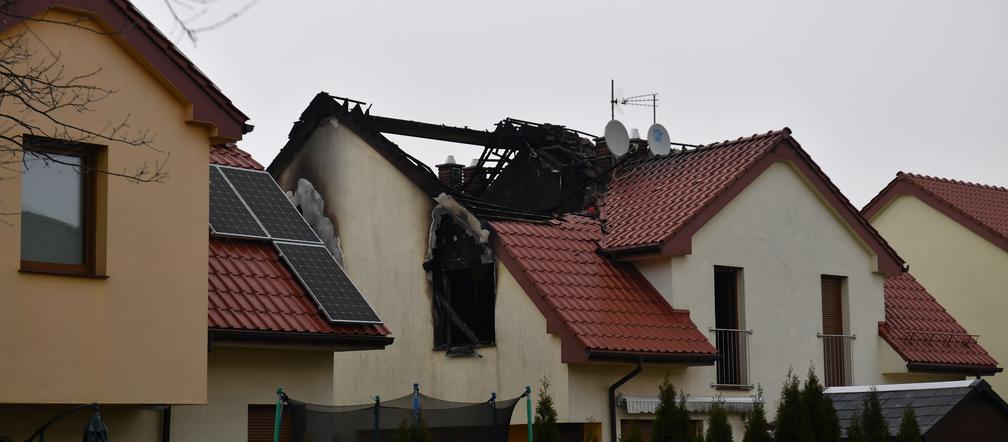 Miejsce po nocnym pożarze na poddaszu domu dwurodzinnego na szczecińskim osiedlu Krzekowo-Bezrzecze