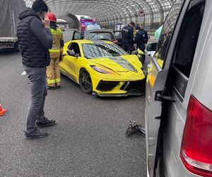 Wypadek na Trasie Toruńskiej. Sportowy samochód jechał pod prąd, są utrudnienia w ruchu