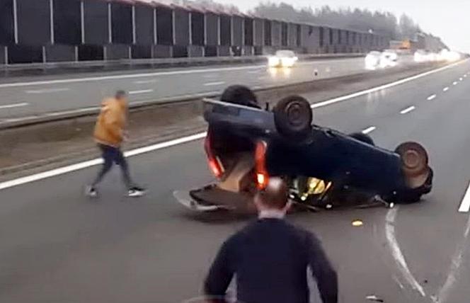 Dachowanie na autostradzie A4. Kobieta wymusiła pierwszeństwo