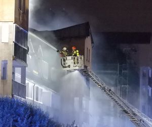 Pożar w Ząbkach. Strażacy przeszukują pogorzelisko