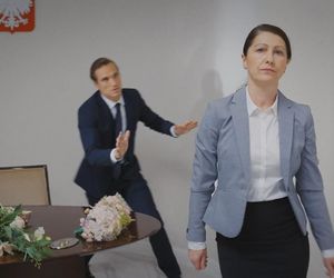 M jak miłość odc. 1890. Olek (Maurycy Popiel), urzędniczka (Katarzyna Traczyńska)