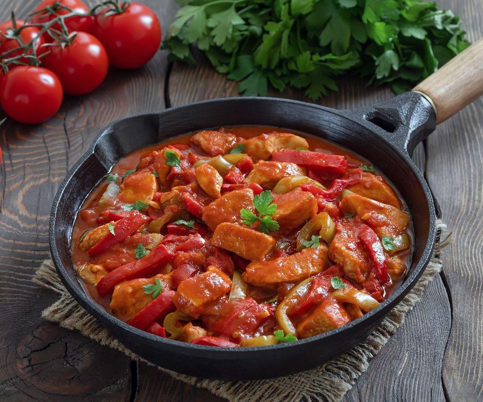 pierś kurczaka w kremowym sosie pomidorowym