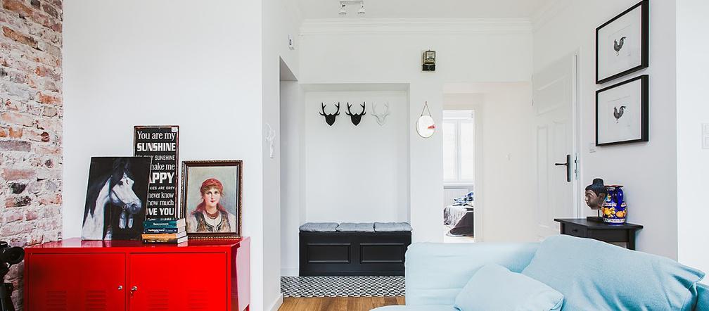 Salon z kuchnią w kamienicy w stylu eklektycznym
