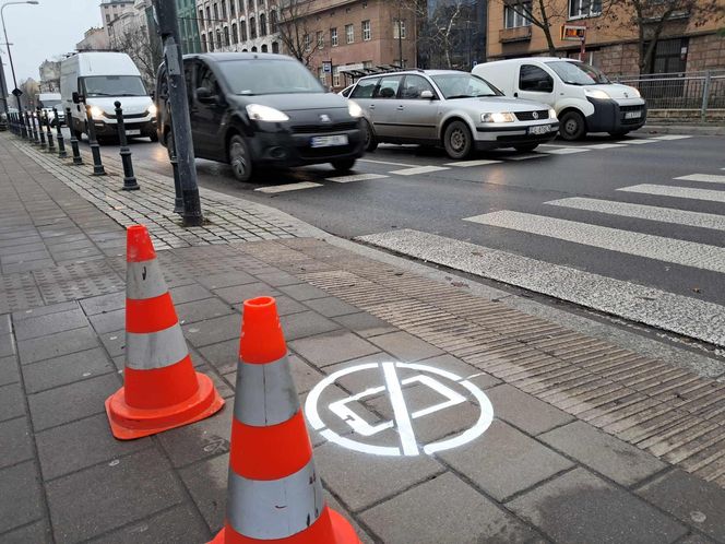 ​"Odłóż telefon i żyj". W Łodzi przy przejściach dla pieszych pojawiły się piktogramy 