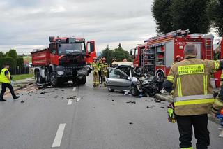 Tragiczny wypadek w Świniarsku. Nie żyje kierowca osobówki