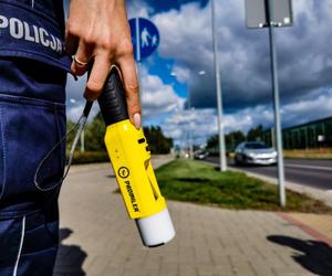 Nietrzeźwi kierowcy na drogach. Jeden z nich potrącił rowerzystę i uciekł z miejsca zdarzenia