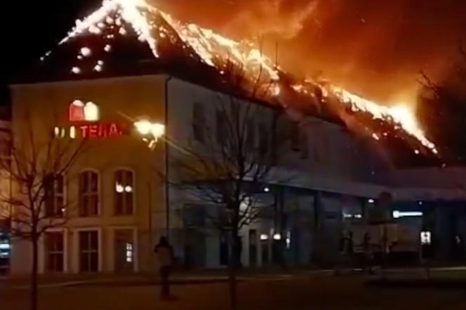Pożar galerii handlowej w Ełku. Dach spłonął momentalnie [NAGRANIE]