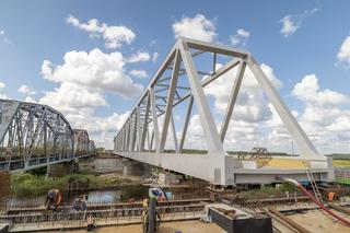 W Uhowie rozpoczął się montaż metalowej konstrukcji mostu. Docelowo mają powstać dwa [ZDJĘCIA]