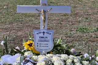 Kwiaty, znicze, pluszaki, łzy. Tak rodzina i znajomi żegnali zmarłą tragicznie Emilię z Bydgoszczy. 