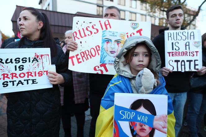 Protest przed ambasadą Rosji w Warszawie. Tłum skanduje” "Putin won!"