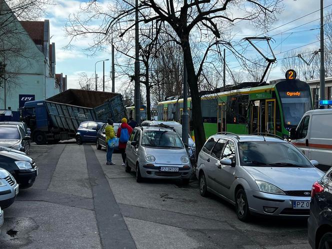 Zderzenie ciężarówki i tramwaju na ulicy 28 czerwca. Ruch tramwajowy w okolicy wstrzymany