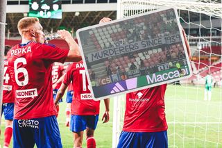 Skandaliczny transparent kibiców Maccabi na meczu Rakowa, gigantyczna awantura. Oskarżyli Polaków o Holokaust