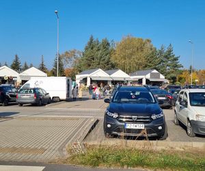 Korki i pełne parkingi. Tak wygląda sobota przed cmentarzem na Junikowie