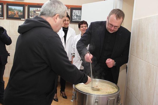 Podczas oficjalnego otwarcia zupę podawał dyrektor Caritas diecezji koszalińsko-kołobrzeskiej ks. Tomasz Roda.