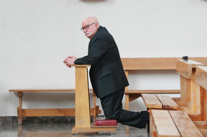 Pobożny Lech Wałęsa w kościele. Naprawdę zadał szyku, młodzieżowa fryzura