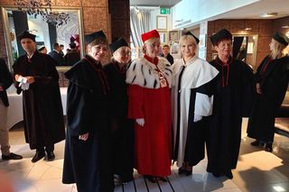 Podczas uroczystej ceremonii inauguracji nowego roku akademickiego 2024/2025 odbyła się tradycyjna immatrykulacja studentów i studentek pierwszego roku.