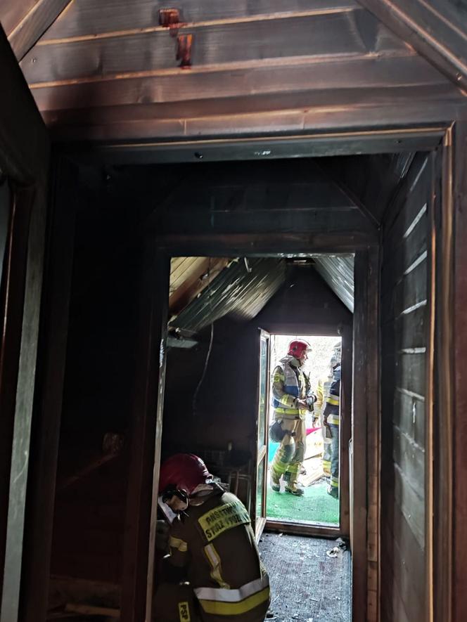 Strażak w czasie wolnym uratował czworo dzieci i rodziców z płonącego domu!