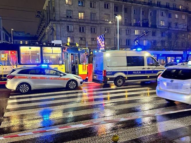 Staruszka wpadła pod tramwaj na przejściu dla pieszych! Tragedia w centrum