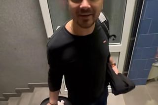 Daniel Martyniuk uczy syna pływać