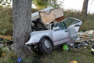   Tragiczny wypadek. Samochód z holowaną przyczepą kempingową wbił się w drzewo