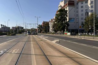 Poważne utrudnienia we Wrocławiu. Koparka zerwała sieć trakcyjną na Szczepinie 