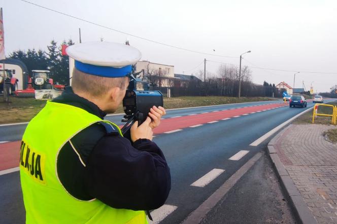 Policjanci z grupy "Speed" na "trasie śmierci" koło Torunia. Zdjęcia z akcji