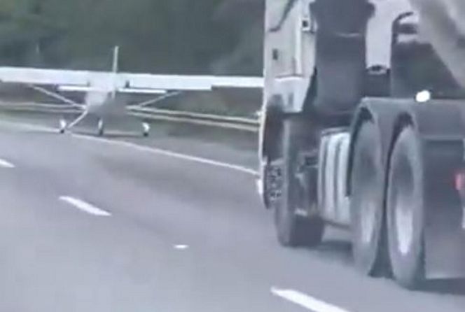 Samolot lądował na zatłoczonej trasie między autami! Wideo mrozi krew w żyłach
