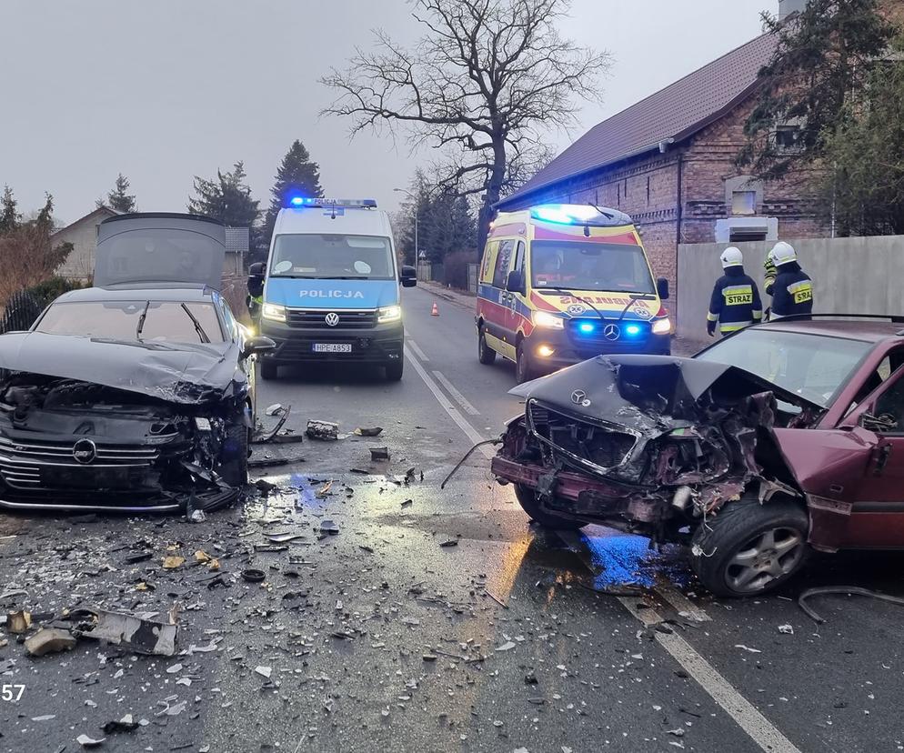 Czołowe zderzenie dwóch osobówej w Starym Polichnie