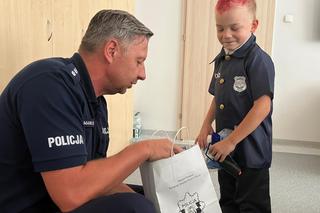 Wyjątkowa wizyta 7-letniego bohatera. Lucjan pojawił się w Komendzie Miejskiej Policji w Toruniu