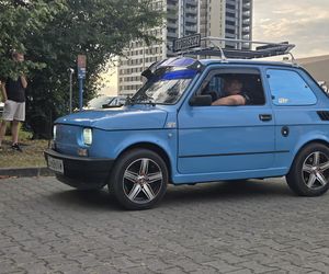 Klasyczna motoryzacja znów zachwyciła Bydgoszcz. „Bydgoskie Klasyki Nocą” przy Torbydzie