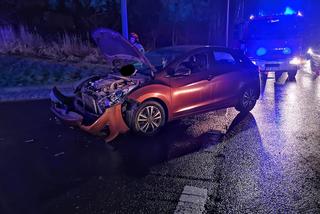 Groźny wypadek na ul. Nowotoruńskiej w Bydgoszczy. Jedna osoba trafiła do szpitala! [ZDJĘCIA]